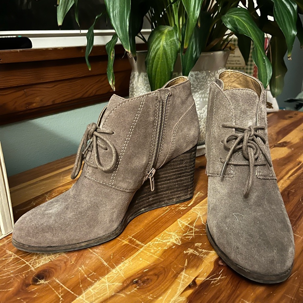 Lucky Brand grey size 7.5 suede heeled booties